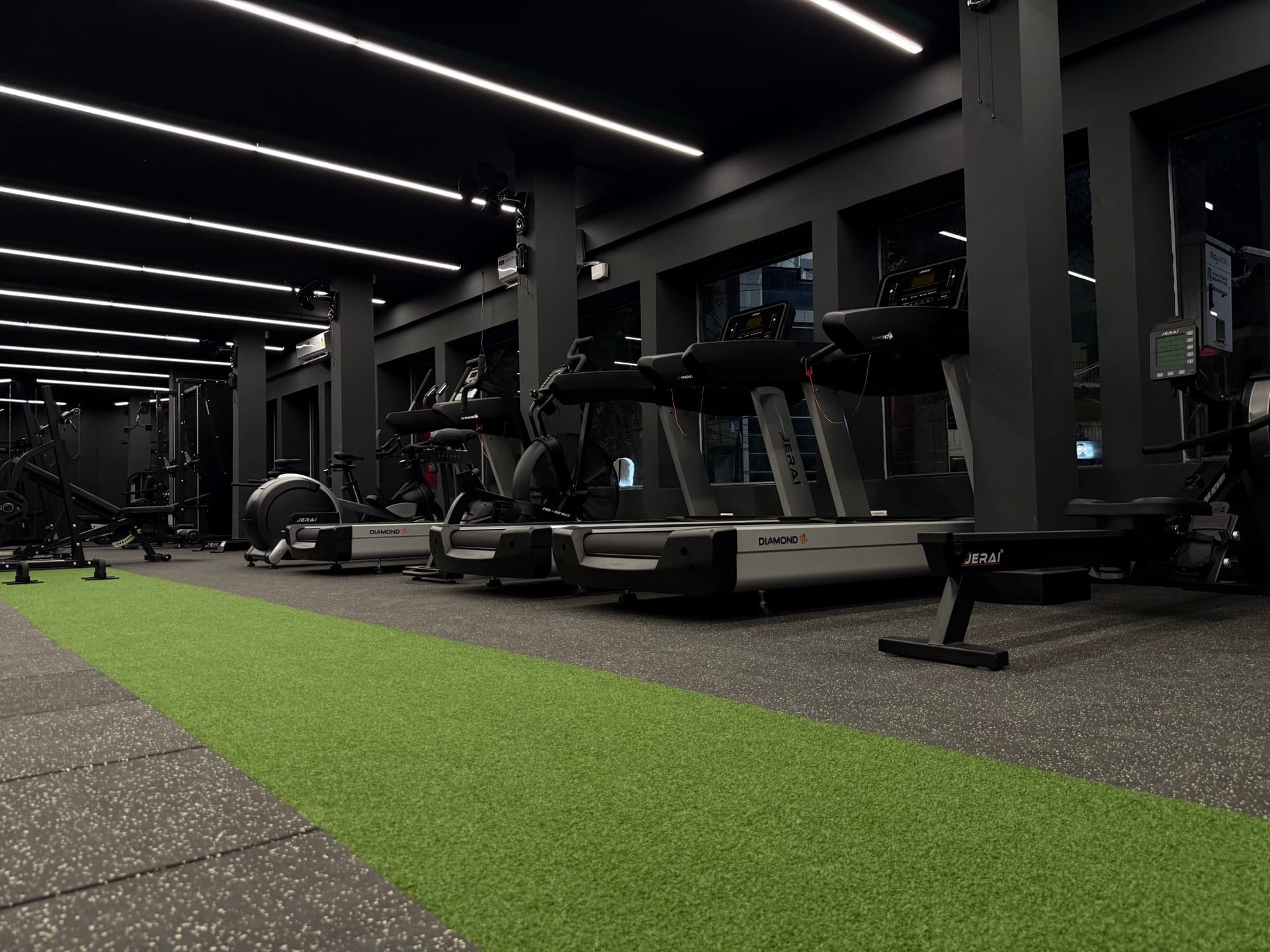 Cardio zone — treadmills, bikes and rowers